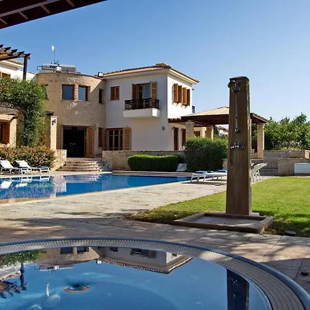 Villa 5-bedroom Aphrodite Hills Family V233